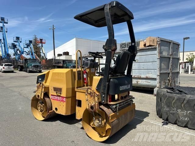 CAT CB24 双轮压路机