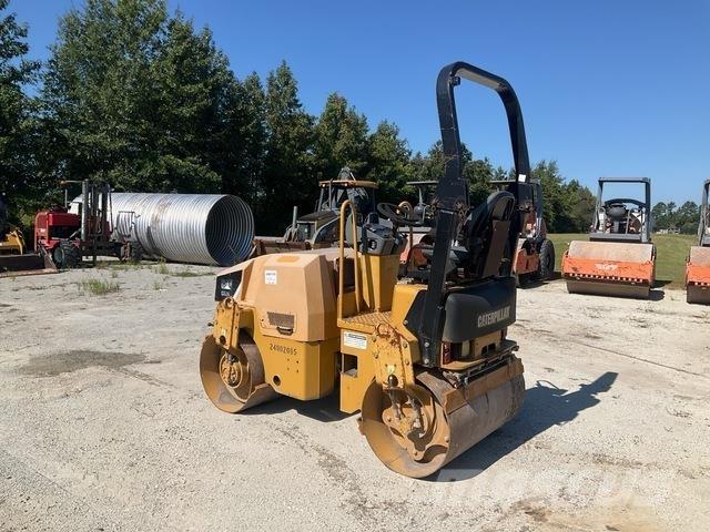 CAT CB24 双轮压路机