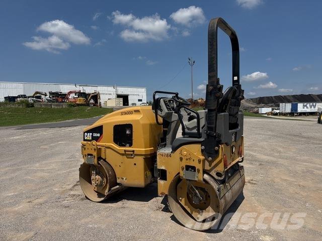 CAT CB24B 双轮压路机
