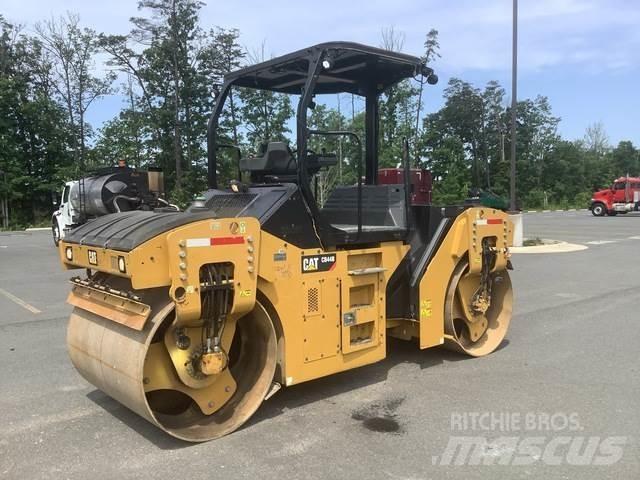 CAT CB44B 双轮压路机