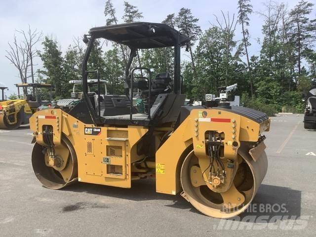 CAT CB44B 双轮压路机