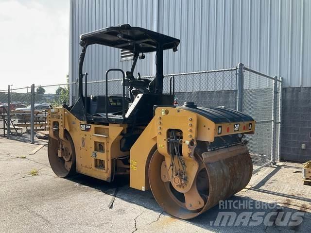 CAT CB44B 双轮压路机