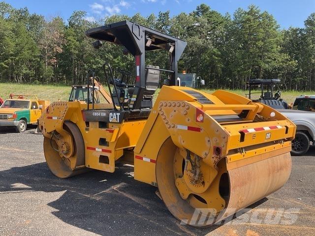 CAT CB54XW 双轮压路机