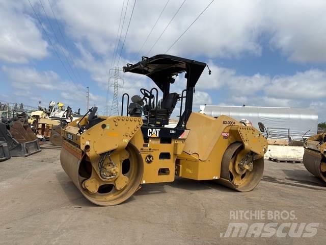 CAT CB64 双轮压路机