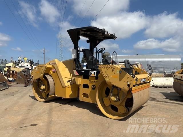 CAT CB64 双轮压路机