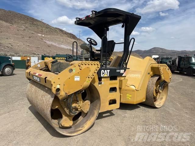 CAT CB64 双轮压路机
