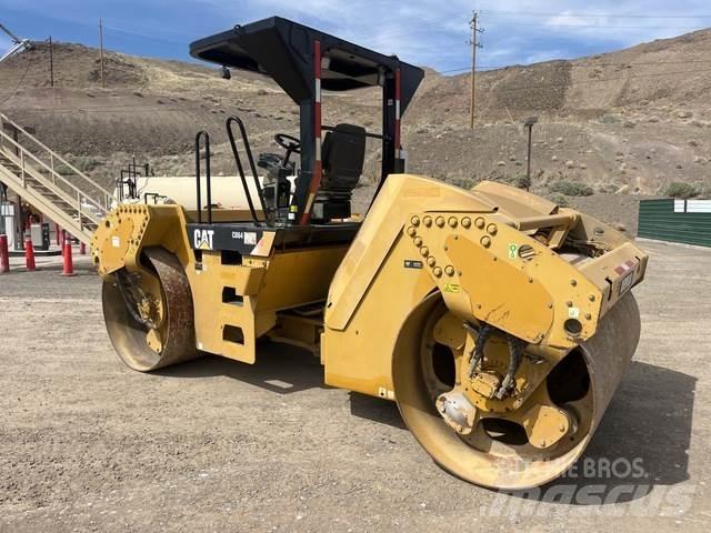 CAT CB64 双轮压路机
