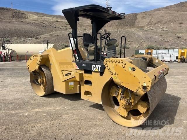 CAT CB64 双轮压路机
