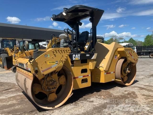 CAT CB64 双轮压路机