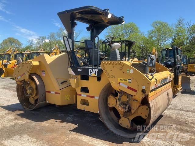 CAT CB64 双轮压路机