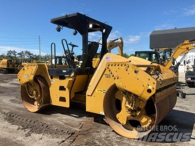 CAT CB64 双轮压路机