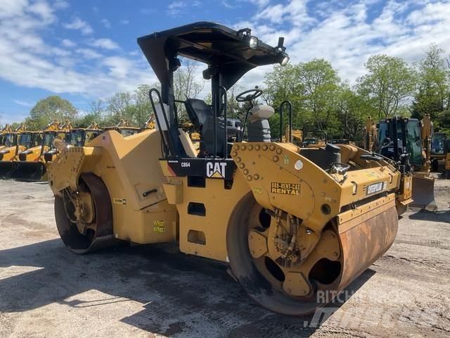 CAT CB64 双轮压路机