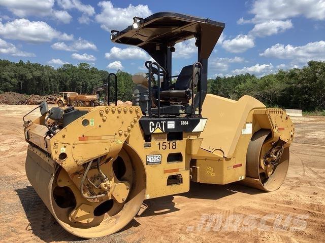 CAT CB64 双轮压路机