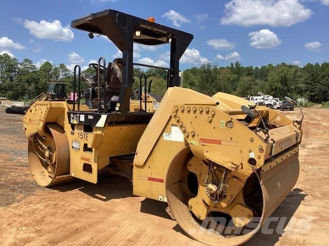 CAT CB64 双轮压路机