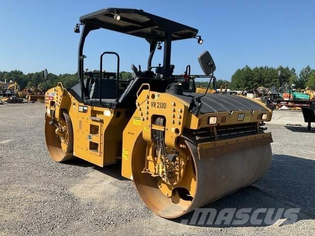 CAT CB66B 双轮压路机