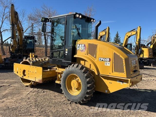 CAT CP44B 单轮压路机