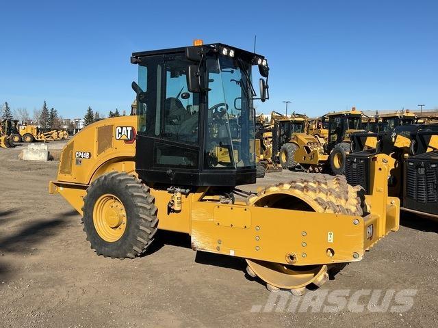 CAT CP44B 单轮压路机