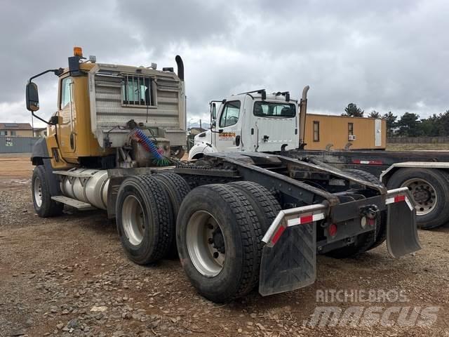 CAT CT660S 牵引车
