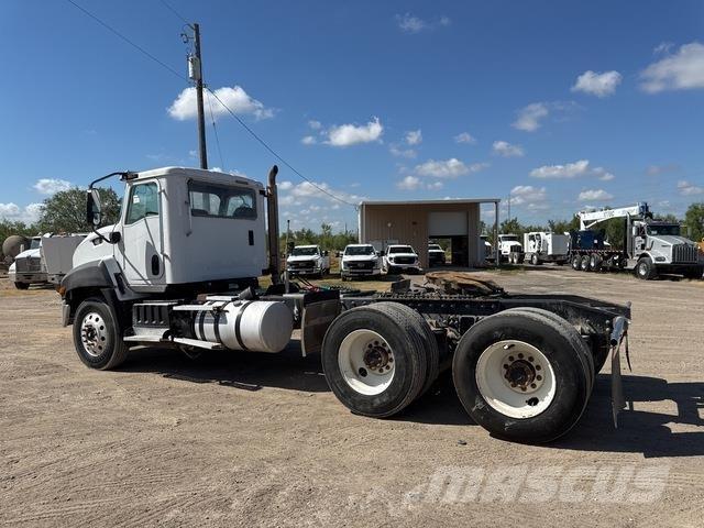 CAT CT660S 牵引车