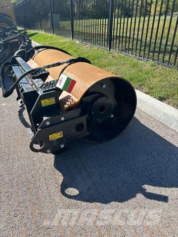 CAT CV119 拖式振动压路机