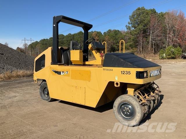 CAT PS150 胶轮压路机