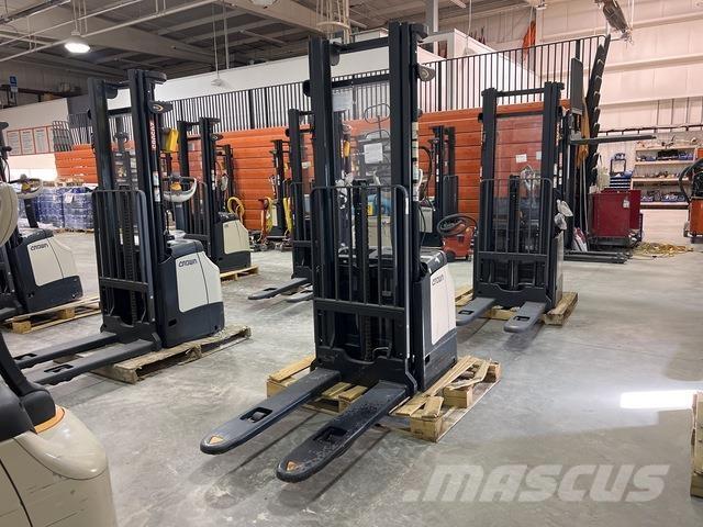 Crown ES 4000 行走式堆垛机