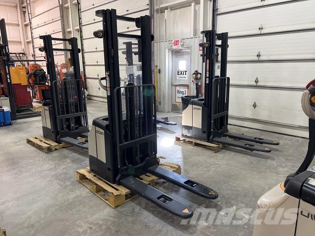 Crown ES 4000 行走式堆垛机