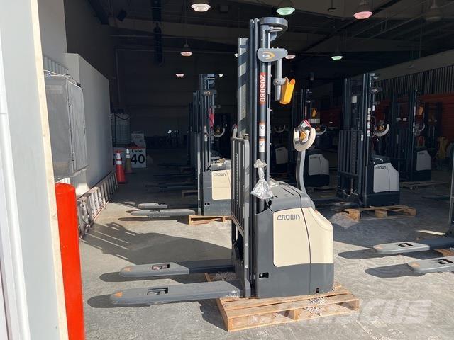 Crown ES 4000 行走式堆垛机