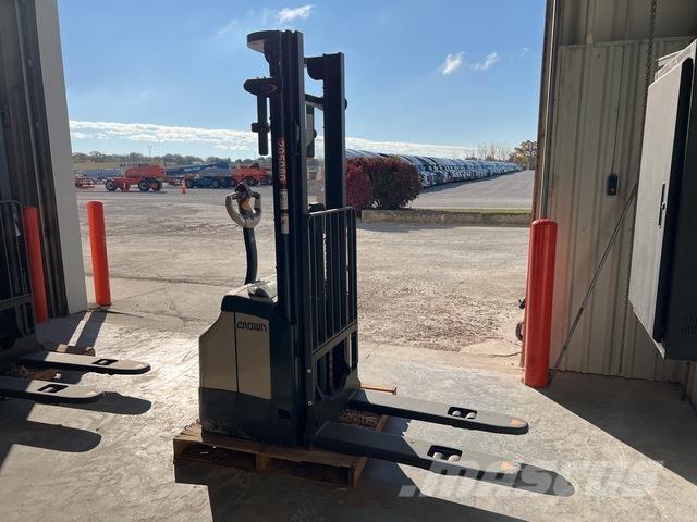 Crown ES 4000 行走式堆垛机