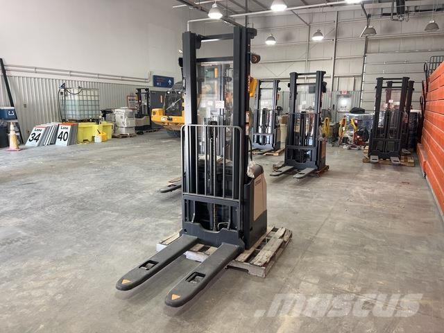 Crown ES 4000 行走式堆垛机