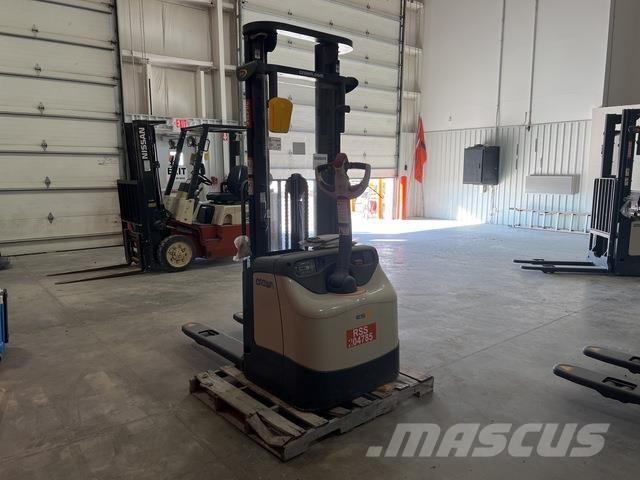 Crown ES 4000 行走式堆垛机