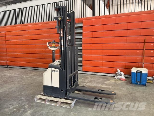 Crown ES 4000 行走式堆垛机