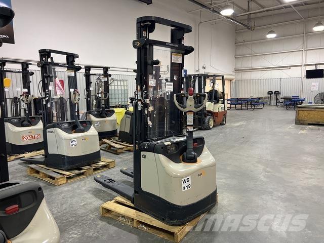 Crown ES 4000 行走式堆垛机