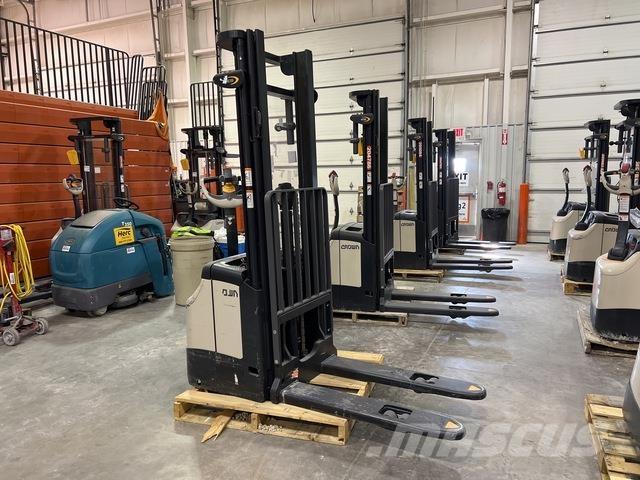 Crown ES 4000 行走式堆垛机