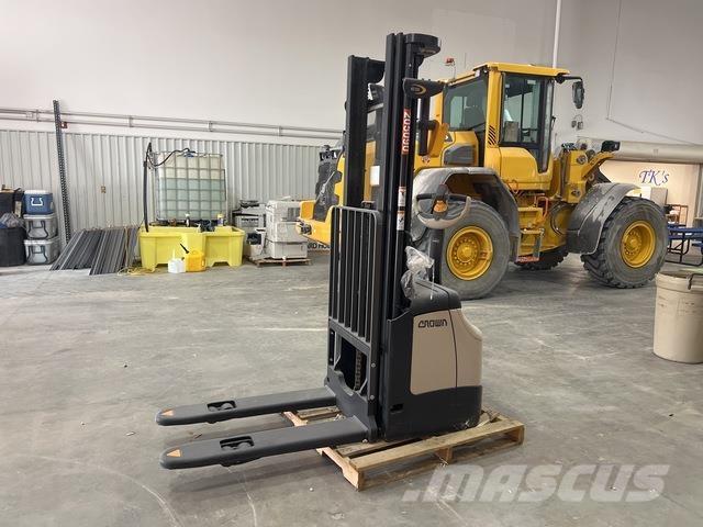 Crown ES 4000 行走式堆垛机