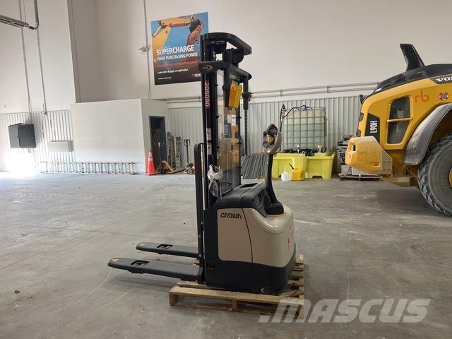 Crown ES 4000 行走式堆垛机