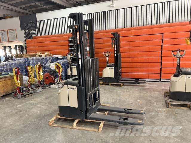 Crown ES 4000 行走式堆垛机