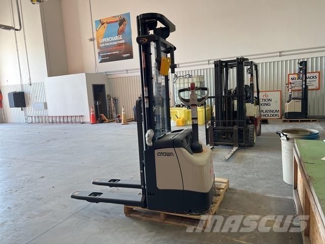 Crown ES 4000 行走式堆垛机