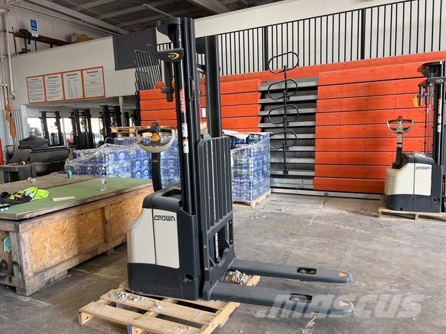 Crown ES 4000 行走式堆垛机