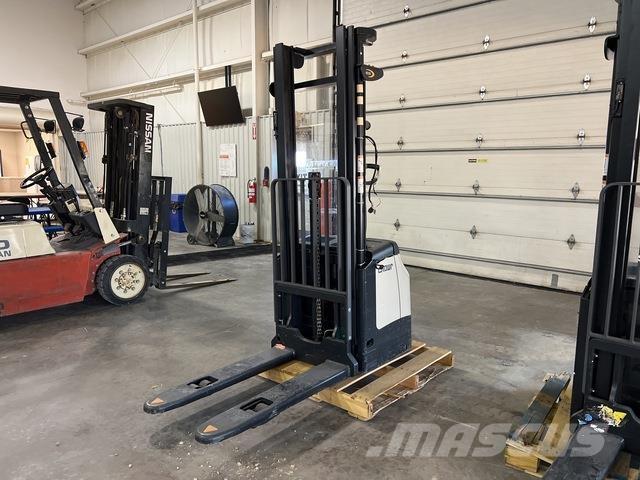 Crown ES 4000 行走式堆垛机