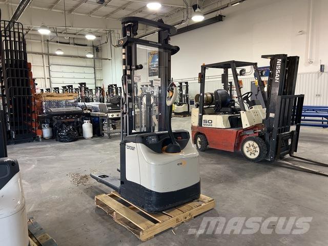 Crown ES 4000 行走式堆垛机