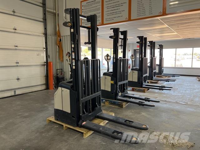 Crown ES 4000 行走式堆垛机