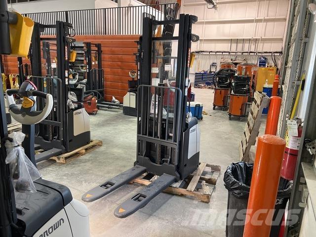 Crown ES 4000 行走式堆垛机