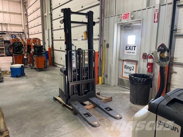 Crown ES 4000 行走式堆垛机