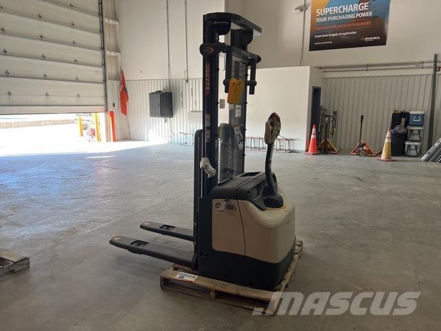 Crown ES 4000 行走式堆垛机