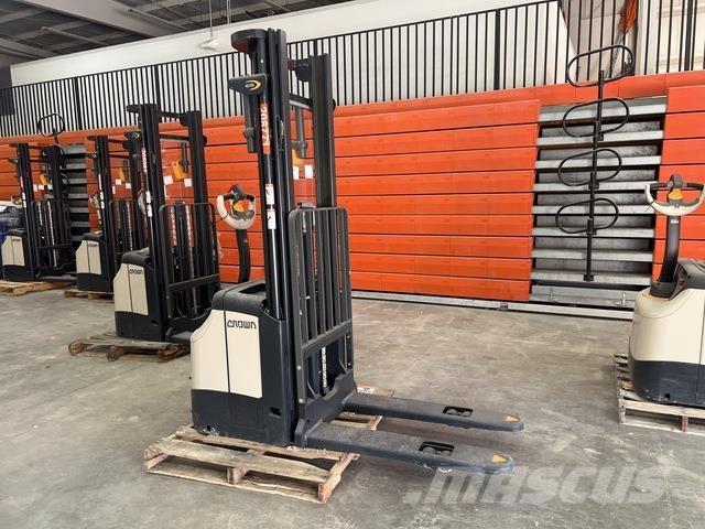 Crown ES 4000 行走式堆垛机