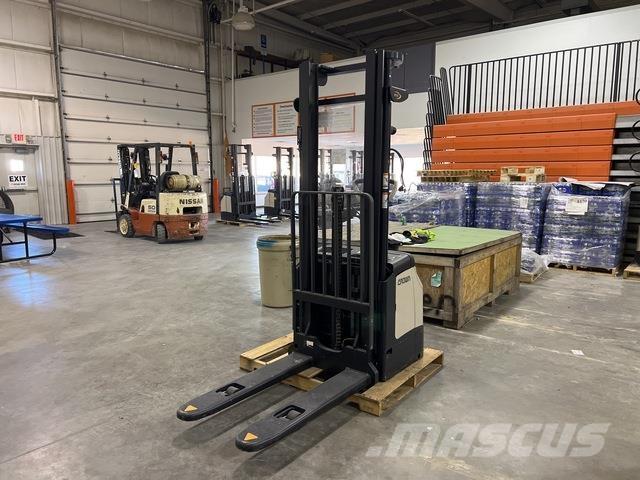 Crown ES 4000 行走式堆垛机