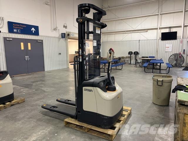 Crown ES 4000 行走式堆垛机