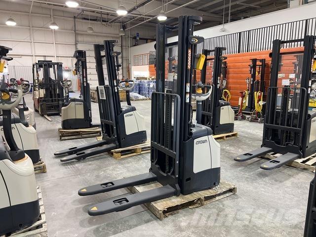 Crown ES 4000 行走式堆垛机