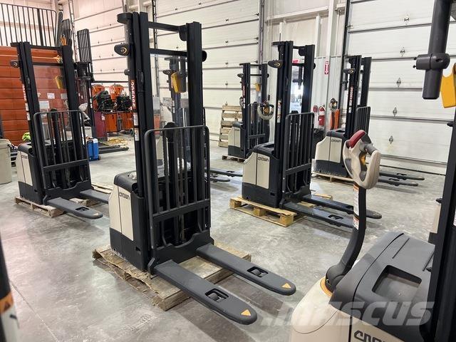 Crown ES 4000 行走式堆垛机